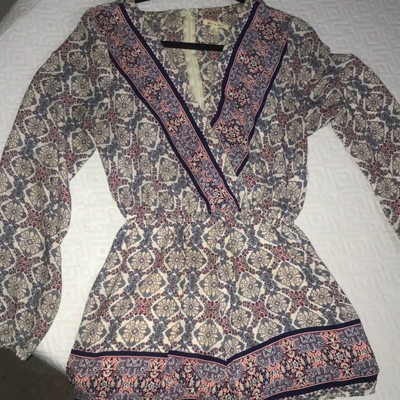 Francesca’s long-sleeved patterned romper - Picture 3 of 3
